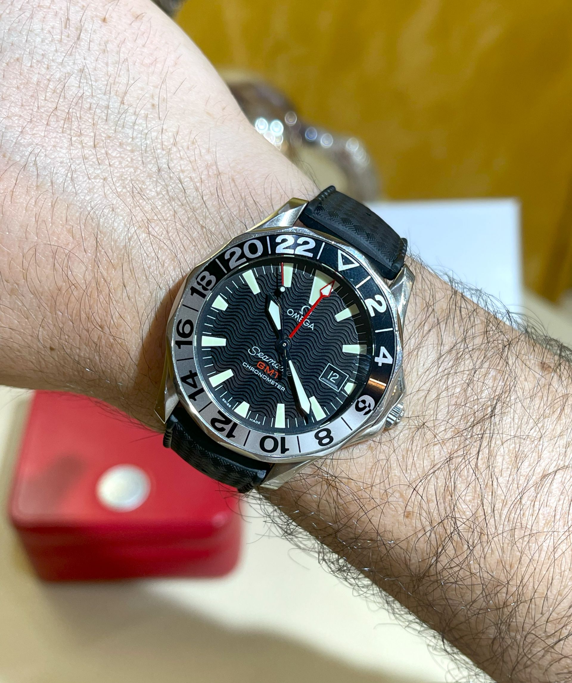 Omega Seamaster Diver 300M: l'orologio di Bond per le tue avventure in spiaggia.